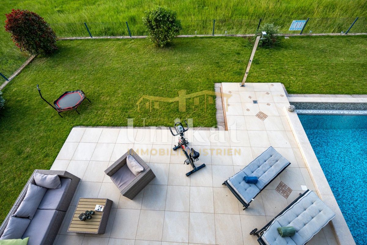 Luksuzna hiša z garažo v kleti - 3 km do morja